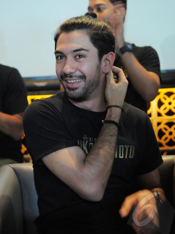 Reza Rahadian saat menghadiri gala premier Film Guru Bangsa TJOKROAMINOTO di kawasan Kuningan, Jakarta Selatan (31/3/2015). Dalam film tersebut, Reza Rahadian berperan sebagai HOS Tjokroamonito.(Liputan6.com/FAisal R Syam)