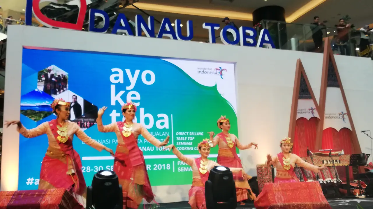 Para penari menarikan tortor