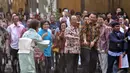 Saat melihat salju memenuhi halaman belakang rumah dubes jepang, Wagub DKI Jakarta Basuki Tjahaja Purnama terlihat senang. Dirinya terlihat takjub dan bermain dengan salju tersebut, Minggu (14/9/2014) (Liputan6.com/Miftahul Hayat)