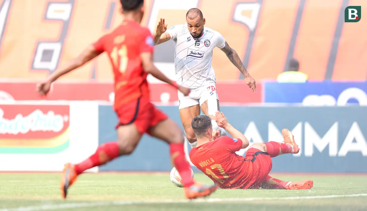 Kaki pemain Arema FC, Gustavo Almeida, membentur kepala pemain Persija Jakarta, Ondrej Kudela, pada lanjutan BRI Liga 1 2023/2024 di Stadion Patriot Chandrabhaga, Kota Bekasi, Minggu (20/08/2023). Kedua tim bermain imbang 2-2. (Bola.com/M Iqbal Ichsan)