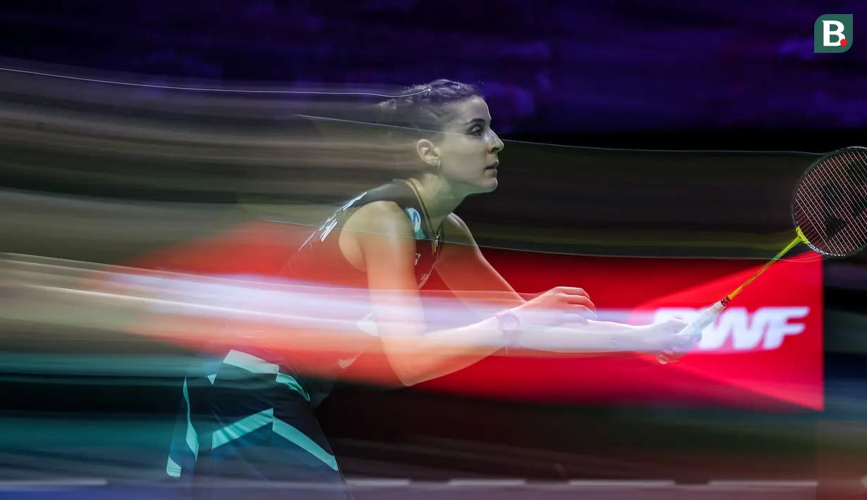 Pebulu tangkis tunggal putri Spanyol, Carolina Marin bersiap menerima kok saat semifinal Indonesia Open 2024 melawan wakil China, Chen Yu Fei di Istora Senayan, Jakarta, Sabtu (08/06/2024). (Bola.com/Bagaskara Lazuardi)