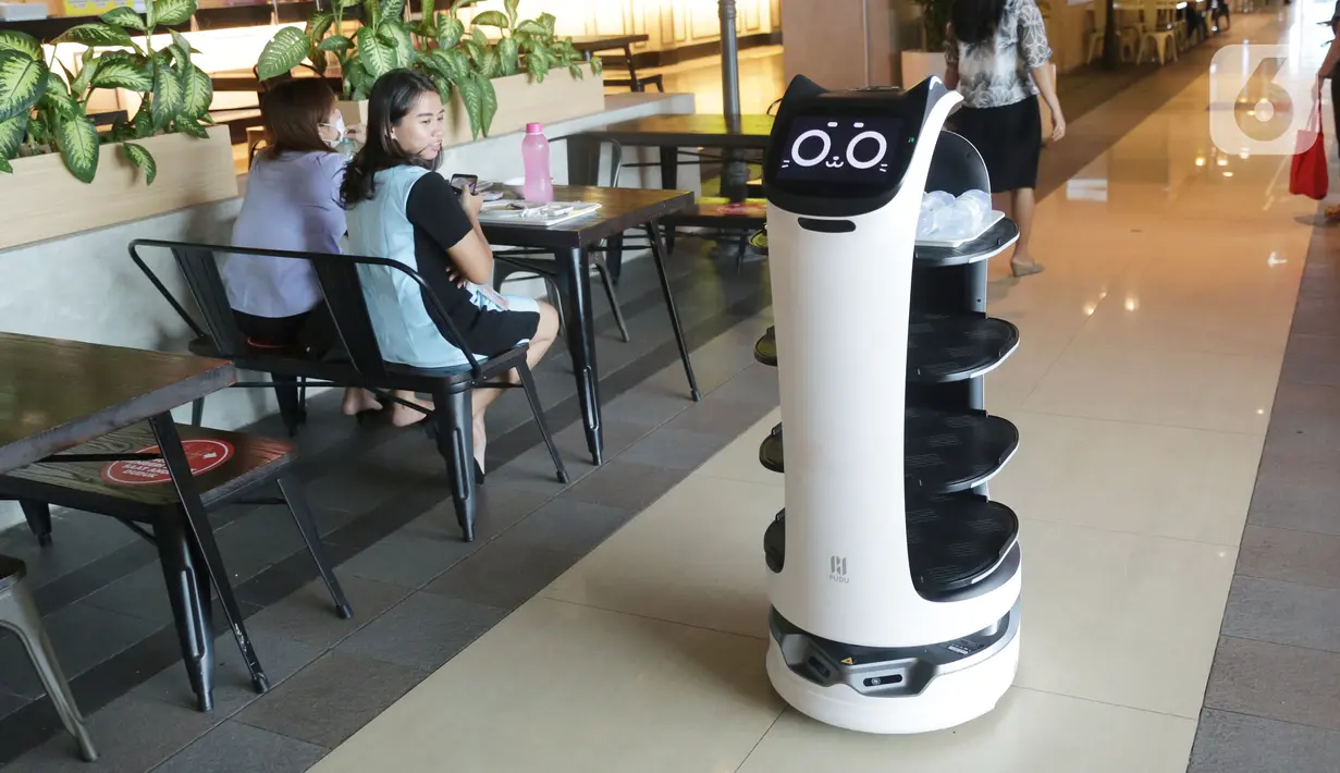 Pengunjung mengamati robot pramusaji “Bellabot” yang mengantar makanan di Tangcity Mal, Kota Tangerang, Rabu (27/10/2021). Robot karakter hewan itu melayani antar pesan makanan bagi pengunjung guna mengurangi interaksi mengingat masih dalam pandemi covid-19. (Liputan6.com/Angga Yuniar)
