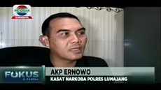 TIm Polres Lumajang mendatangin rumah istri AW (34 tahun). tim pun melakukan penggerebekan dan menggeledah rumah pelaku, petugas mendapatkan narkoba sebesar 1 ons.