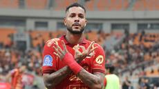 Penyerang andalan Persija Jakarta, Maxwell Souza melakukan selebrasi usai mencetak gol penentu kemenangan atas PSM Makassar pada pekan ke-22 BRI Super League 2025/2026 yang digelar di Jakarta International Stadium, Jumat (20/2) malam WIB. (Bola.com/Abdul Aziz)