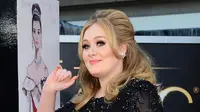 Bahkan sumber juga mengatakan, Adele pun menggunakan bahasa tubuh ketika berbincang dengan suaminya, Simon Konecki. Namun kerusakan pita suara itu sangat membuat Adele terluka. (AFP/FREDERIC J. BROWN)