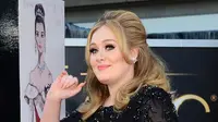 Terlihat Bergandengan Tangan dengan Seorang Pria, Adele Beri Penjelasan