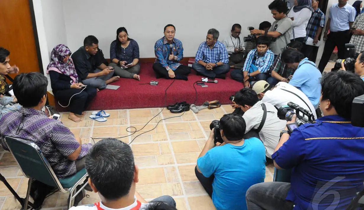 Ketua MPR, Zulkifli Hasan (tengah) berdialog dengan wartawan di Kompleks Parlemen Senayan, Jakarta, Senin (22/12/2014).(Liputan6.com/Andrian M Tunay)