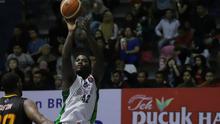 Pemain asing Pacific Caesar Surabaya, Anton Waters, dilarang tampil pada laga kedua playoff IBL kontra Stapac Jakarta. (Bola.com/Andika Putra)