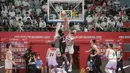 <p>Perebutan bola terjadi saat Indonesia berjumpa Yordania dalam lanjutan FIBA Asia Cup 2022&nbsp;di Istora Senayan, Jakarta,&nbsp;Kamis (14/07/2022). (Bola.com/Bagaskara Lazuardi)</p>