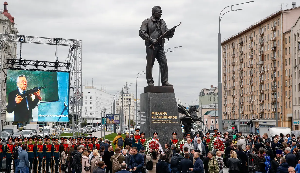 Suasana upacara peresmian patung Mikhail Kalashnikov di kota Moskow, Rusia (19/9). Pembuat patung ini merupakan seniman Salavat Shcherbako. (AFP Photo/Maxim Zmeyev)