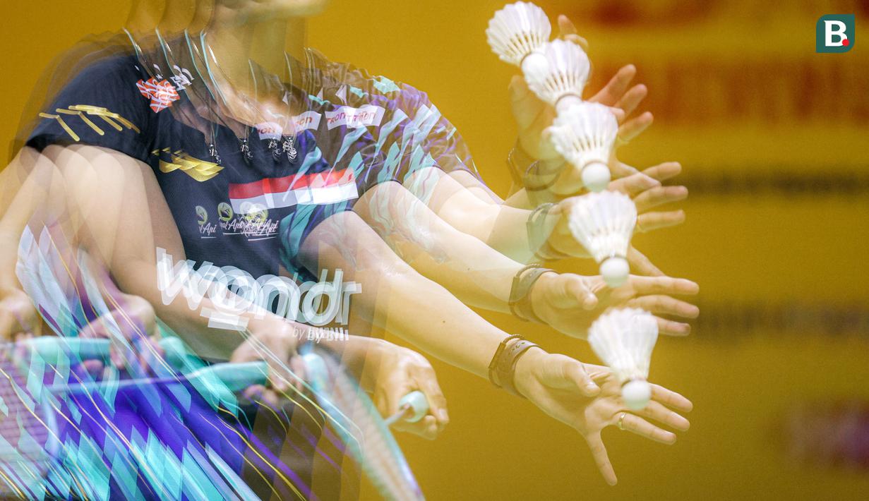 Foto multiple exposure dari pebulu tangkis tunggal putri Indonesia, Putri Kusuma Wardani saat melakukan servis ke arah pebulu tangkis Chinese Taipei, Wen Chi Hsu dalam laga perempat final Indonesia Masters 2025 di Istora Senayan, Jakarta, Jumat (24/01/2025). (Bola.com/Bagaskara Lazuardi)
