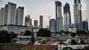 Suasana kawasan permukiman penduduk dengan latar belakang gedung pencakar langit di Jakarta, Kamis (26/8/2021). Defisit APBN terjadi karena hingga akhir Juli pendapatan negara baru mencapai Rp1.031,5 triliun atau 59,2 persen dari target yakni Rp 1.743,6 triliun. (merdeka.com/Iqbal S Nugroho)
