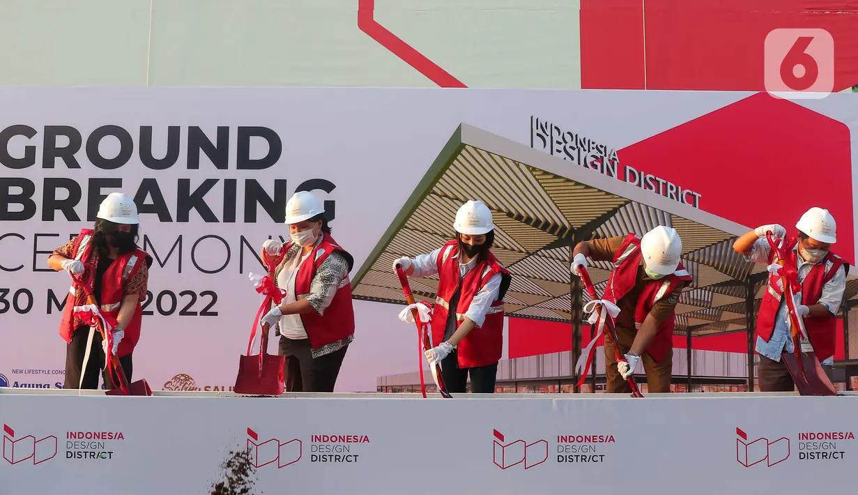 Business Development Director Agung Sedayu Group Ipang Widjoyo, CEO Commercials & Hotels Amantara, Agung Sedayu Natalia Kusumo, Wamen Pariwisata dan Ekonomi Kreatif Angela Tanoesoedibja dan Indonesia Design District Director Soesilawati saat ground breaking IDD di PIK 2, Tangerang, Banten, Senin (30/5/2022). (Liputan6.com/Angga Yuniar)