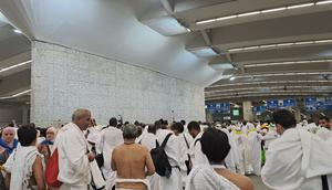 Suasana jemaah haji melakukan lempar jumrah aqabah di Jamarat. (Liputan6.com/Nafiysul Qodar)