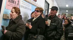 Orang mengantre untuk memberikan suara mereka Referendum Reformasi Konstitusi di Pontassieve, Italia, Minggu (4/11). Hasil referendum memenangkan suara menolak rencana Reformasi Konstitusi. (REUTERS / Paolo Lo Debole)