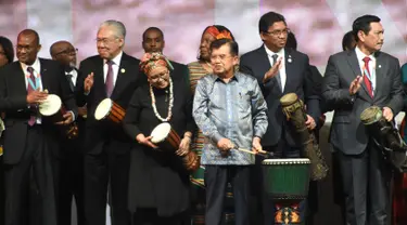 Wapres Jusuf Kalla (tengah kanan) membunyikan genderang jimbe bersama delegasi negara-negara Afrika dalam pembukaan Forum Indonesia Afrika (IAF) 2018 di Bali, Selasa (10/4). Pertemuan dua hari tersebut diikuti 53 negara Afrika. (SONNY TUMBELAKA/AFP)