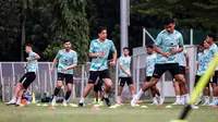 Thom Haye (dua dari kanan), menjalani sesi latihan bersama Timnas Indonesia di Lapangan B, Gelora Bung Karno, Jakarta, Selasa (28/5/2024) petang WIB. (Bola.com/Bagaskara Lazuardi)