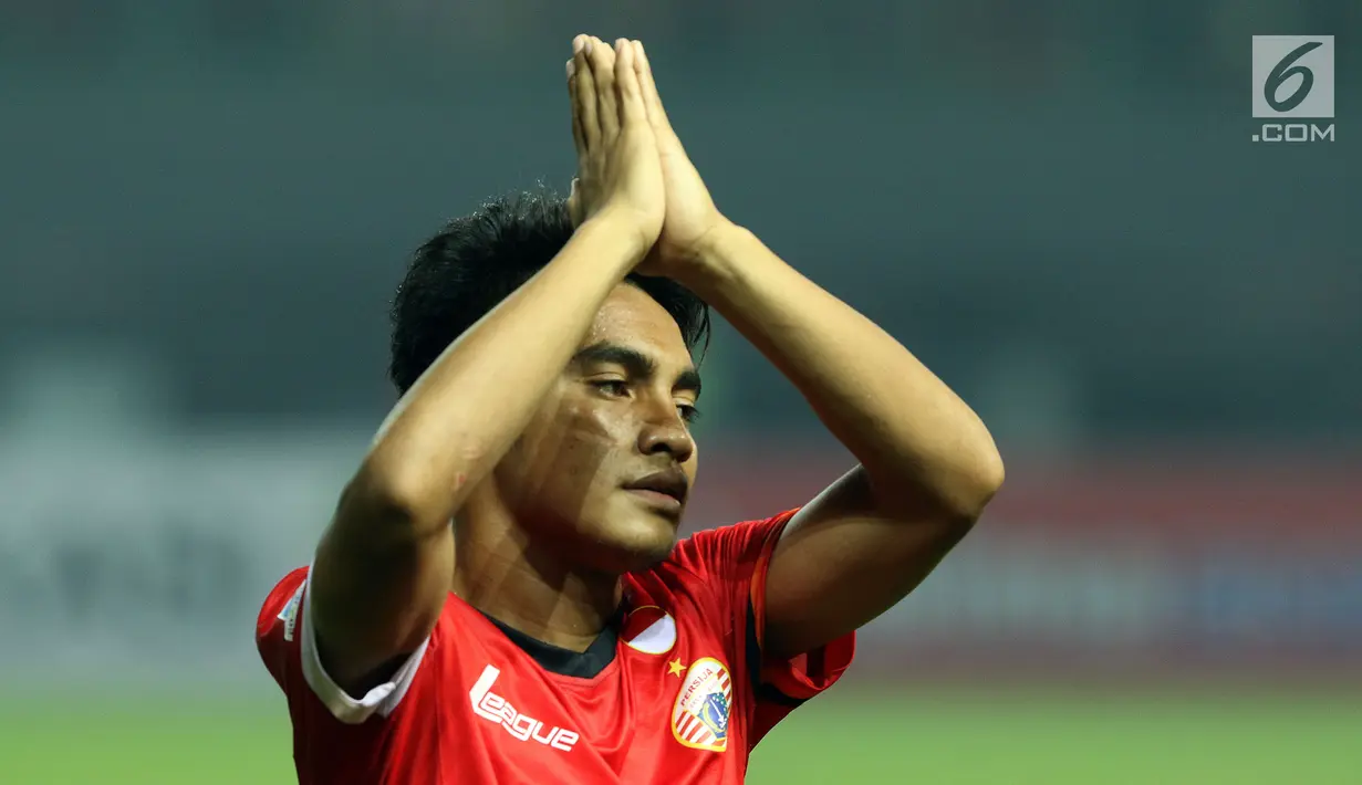 Gelandang Persija, Ambrizal Umanailo mengangkat tangan usai laga melawan Bali United dilanjutan Liga 1 Indonesia di Stadion Patriot Candrabhaga, Bekasi, Minggu (21/5). Laga kedua tim berakhir imbang 0-0. (Liputan6.com/Helmi Fithriansyah)