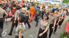 Sejumlah anggota POLRI dari berbagai kesatuan melakukan parade busana POLRI ditengah pengunjung car free day di Bunderan HI, jakarta (2/5). Kegiatan ini menarik perhatiaan para warga yang sedang menikmati car free day. (Liputan6.com/Angga Yuniar)