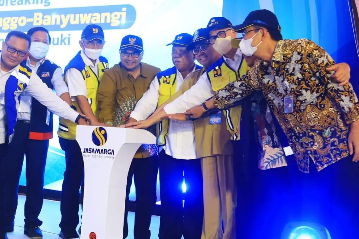 Proses pembangunan tol Probolinggo- Banyuwangi dimulai  dengan ditandai dengan menekan tomobol sirine oleh Menteri PUPR RIM. Basuki Hadimuljono (Istimewa)