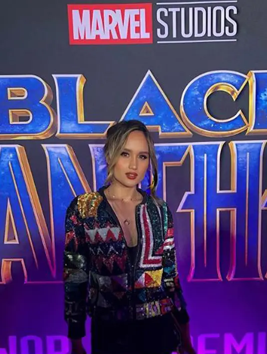 Pose artis Cinta Laura saat menghadiri premier film superhero Black Panther di California, Amerika Serikat, Senin (28/1). Black Panther merupakan bagian dari Marvel Cinematic Universe yang menceritakan tentang kepulangan T’Challa. (Instagram/claurakiehl)