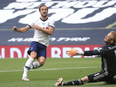 Pemain Tottenham Hotspur Harry Kane (kiri) mencetak gol ke gawang Leicester City yang kemudian dianulir pada pertandingan Premier League di Stadion Tottenham Hotspur, London, Minggu (19/7/2020). Tottenham Hotspur mencukur Leicester City 3-0. (Adam Davy/Pool Photo via AP)