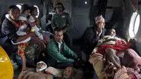 Korban gempa Nepal duduk di dalam helikopter Angkatan Udara saat mereka dievakuasi dari Trishuli Bazar menuju bandara di Kathmandu, Nepal. (Reuters/Jitendra Prakash)