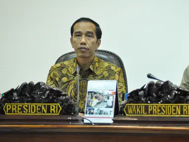 Presiden Joko Widodo ditemani Wapres Jusuf Kalla memimpin rapat terbatas  terkait Formulasi Nilai Jual Objek Pajak (NJOP) dan Pajak Bumi dan Bangunan di Istana Kepresidenan, Jakarta, Rabu (1/4/2015). (Liputan6.com/Faizal Fanani)