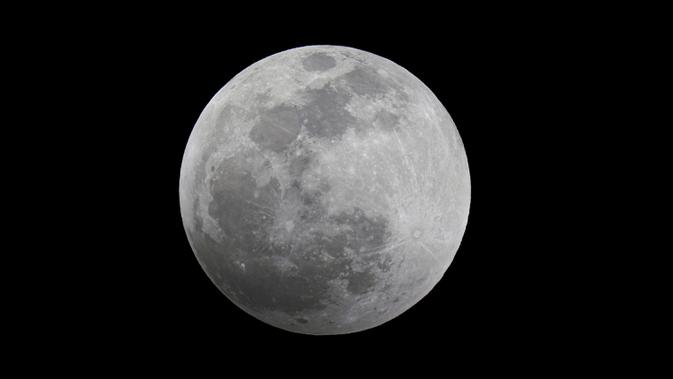 Bulan terlihat sebelum dimulainya gerhana bulan di Mexico City, Meksiko, Minggu (15/5/2022). (AP Photo/Fernando Llano)