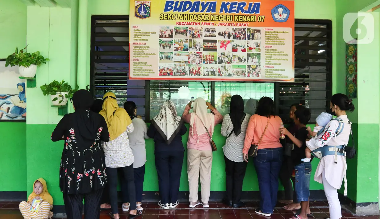 Guru dilarang memberikan tugas kepada siswa baru berupa kegiatan maupun penggunaan atribut yang tidak relevan dengan aktivitas pembelajaran siswa selama masa MPLS. (Liputan6.com/Herman Zakharia)