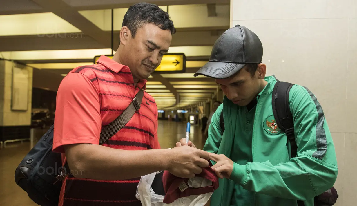 Gelandang Timnas Indonesia U-19, Egy Maulana Vikri, menemui penggemar saat tiba di Bandara Soetta, Tangerang, Rabu (20/9/2017). Timnas U-19 kembali ke tanah air setelah berhasil meraih peringkat ketiga Piala AFF U-18. (Bola.com/Vitalis Yogi Trisna)