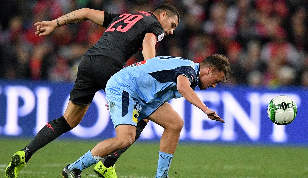 Gelandang Arsenal, Granit Xhaka, berebut bola dengan bek Sydney FC, Juan Zapata, pada laga persahabatan di Stadion ANZ, Sydney, Kamis (13/7/2017). Arsenal menang 2-0 atas Sydney FC. (EPA/Dan Himbrechts)