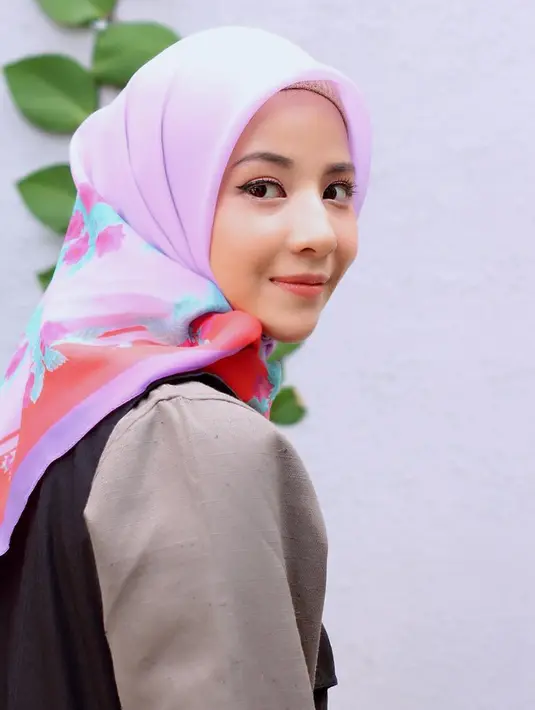 Di bulan Ramadan tahun ini, Natasha tidak banyak mengambil job. Ia mengaku hanya menjadi presenter salah satu televisi swasta. Membatasi kegiatannya demi keluarga tercintanya. (Instagram/natasharizkynew)