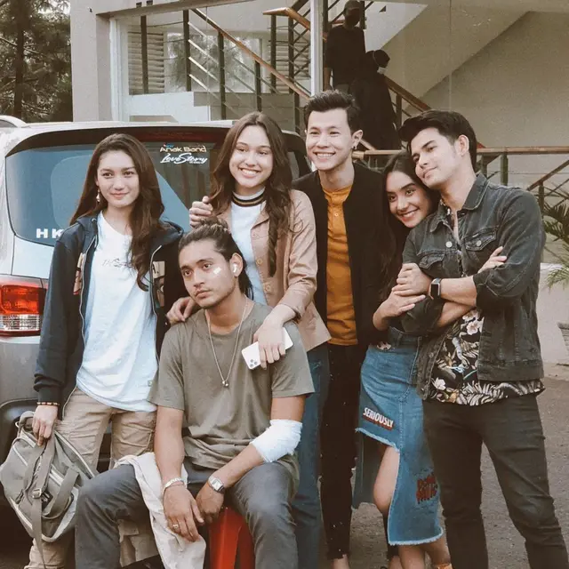 Gabung di Love Story The Series, Ini 6 Potret Fiolina Tejaay Bareng Para Pemain