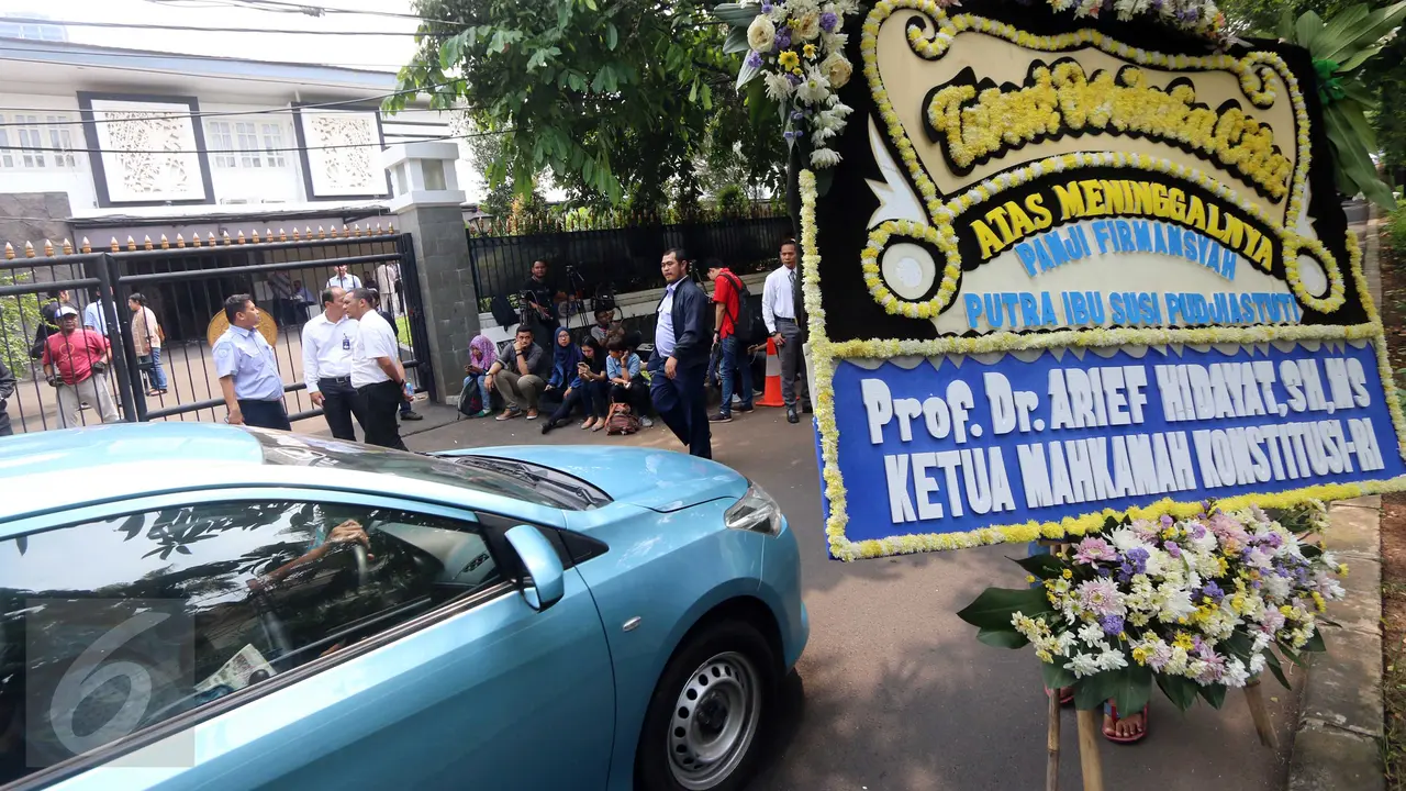 20160118-Panji Hilmansyah Meninggal, Karangan Bunga Padati Kediaman Menteri Susi-Jakarta