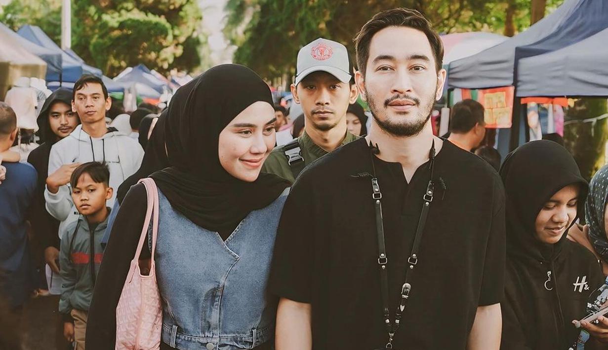 Bahkan, saat menemani sang suami, Jeje blusukan di Bandung, Syahnaz juga terlihat tampil berhijab. Penampilan Syahnaz yang memadukan pashmina hitam dengan denim pun tak lepas dari sorotan.(Liputan6.com/IG/@syahnazs)