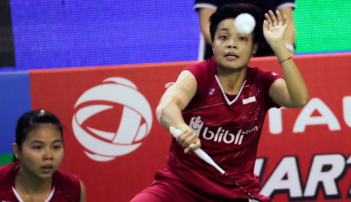 Ganda putri Indonesia Greysia Polii/Apriyani Rahayu saat laga final Prancis Terbuka 2017 melawan pemain Korea Selatan Lee So Hee/Shin Seung Chan di Stadion Coubertin, Paris (29/10). Greysia/Apriyani unggul 21-17 21-15. (AFP Photo/Thomas Samson)