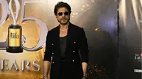 Shah Rukh Khan Sudah Tiba di New York Jelang Debut di Met Gala 2025, Bakal Pakai Baju Apa?