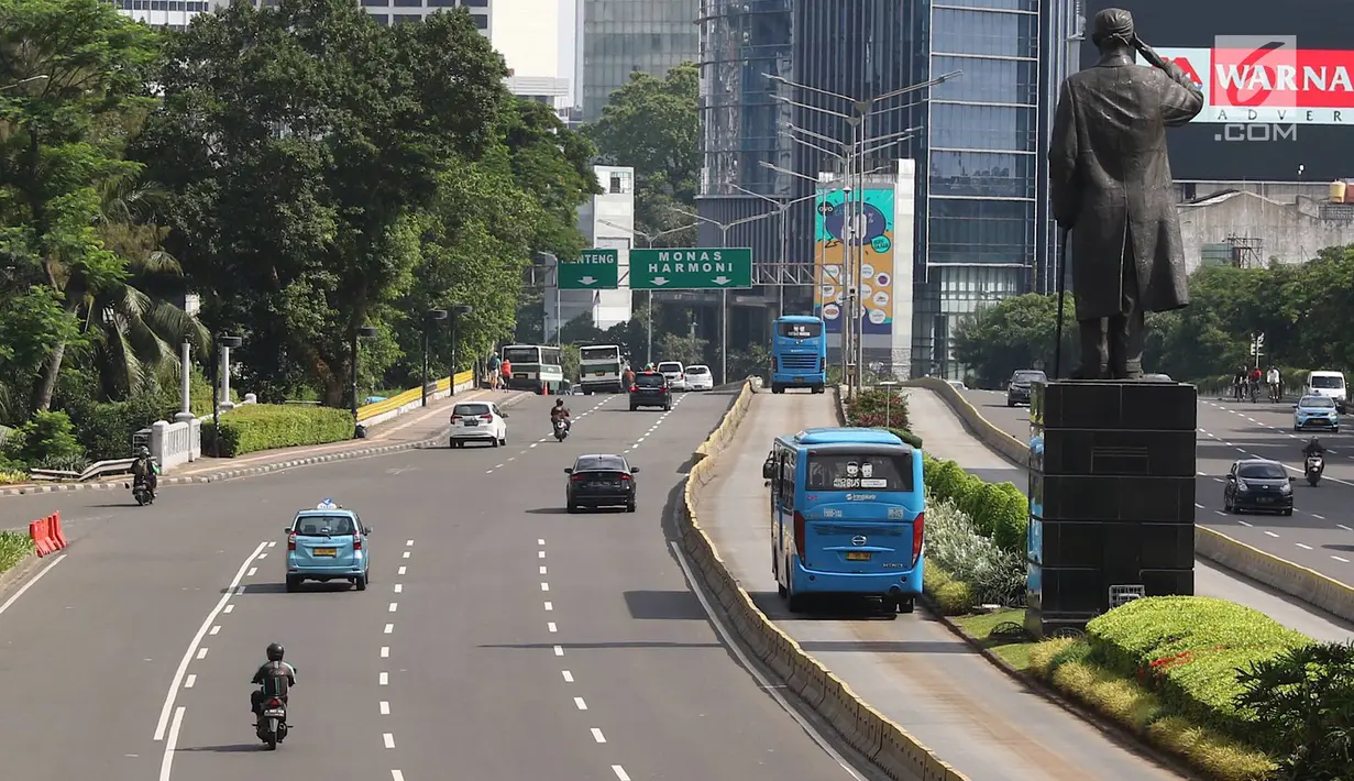 Suasana Jalan Jenderal Sudirman, Jakarta, Selasa (5/2). Libur Tahun Baru Imlek 2019 menyebabkan ruas jalan protokol di Ibukota bebas dari kemacetan dibandingkan hari biasa yang dipadati kendaraan bermotor. (Liputan6.com/Immanuel Antonius)