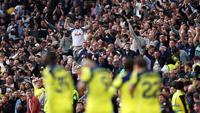 Perasaan bahagia tak mampu ditutupi para penggawa dan pendukung dari Tottenham Hotspurs setelah berahasil mentas dari zona degradasi Liga Inggris 2025/2026. (AFP/Adrian Dennis)