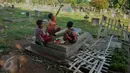 Seorang bocah bermain layang-layang di TPU Menteng Atas, Jakarta, Rabu (8/6). Wakil Gubernur DKI Jakarta Djarot Saiful Hidayat akan segera membangun Ruang Publik Terpadu Ramah Anak (RPTRA) dan Taman Pendidikan Alquran (TPA). (Liputan6.com/Gempur M Surya)