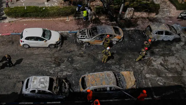 Serangan Rudal Iran Hantam Petah Tikva Israel Tengah, Sejumlah Kendaraan Hangus Terbakar