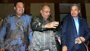 Wakil Ketua Komisi VI sekaligus Ketua Panja Azam Azman Natawijaya (tengah) jelang memberikan keterangan pers terkait kinerja BUMN, Jakarta, Rabu (30/9/2015). Komisi VI akan membahas Panja (Panitia Kerja) terkait isu Pelindo II. (Liputan6.com/Johan Tallo)