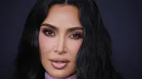 Kim Kardashian ungkap pernah berjuang mengatasi jerawat saat dewasa. (Dok: AFP)