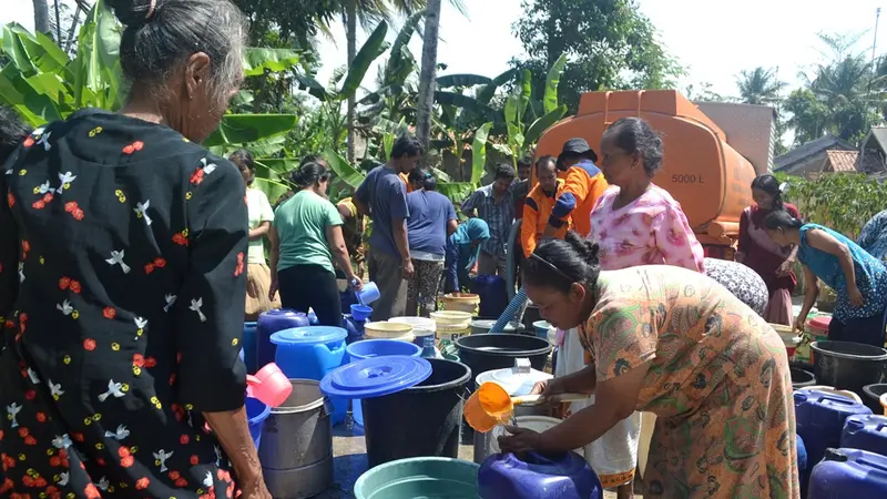 Warga mengantre air bersih di Desa Patimuan, Patimuan, Cilacap. (Foto: Liputan6.com/Muhamad Ridlo)