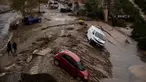 Mobil-mobil terperosok terbawa arus ke dalam tanah longsor terlihat di jalanan yang tergenang air di Alora, dekat Malaga, pada tanggal 30 Oktober 2024. (JORGE GUERRERO/AFP)