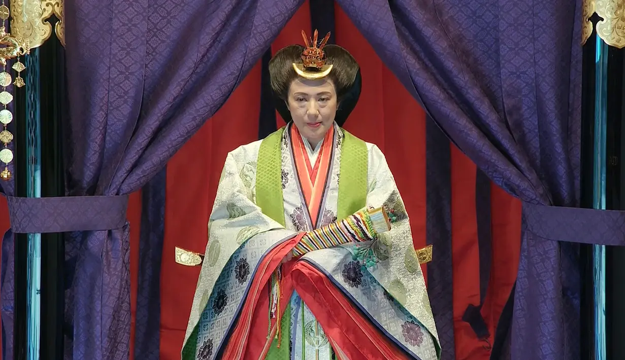 Permaisuri Masako saat menghadiri upacara penobatan Kaisar Naruhito di Istana Kekaisaran, Tokyo, Jepang, Selasa (22/10/2019). Naruhito resmi menjadi Kaisar Jepang setelah melalui ritual penobatan. (Pool via AP)