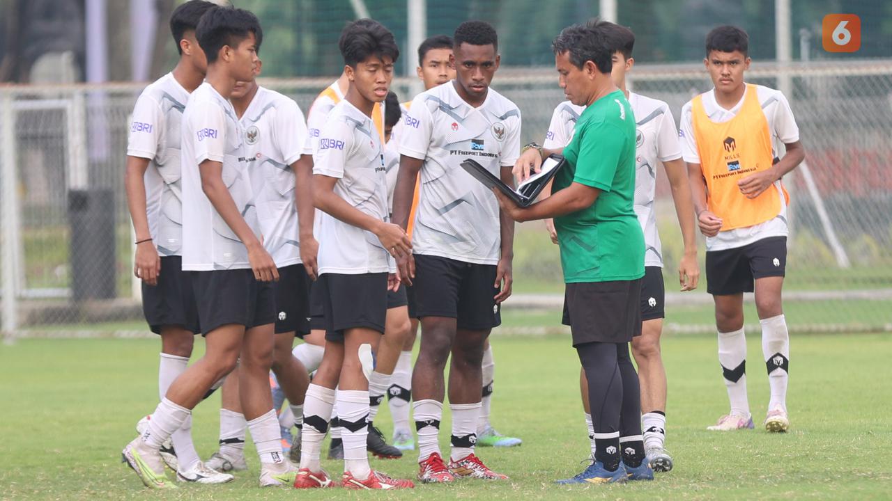 Foto: Bima Sakti Tes Kebersamaan Pemain Timnas Indonesia U-17, Pindahkan Gawang Jadi Momennya