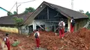 Murid melihat kondisi kelas SDN Bambu Apus 1 usai tertimpa truk pengangkut tanah proyek Tol Cinere-Serpong di Kelurahan Bambu Apus, Kecamatan Pamulang, Tangerang Selatan, Senin (14/1). Kejadian tersebut terjadi Minggu (13/1). (Merdeka.com/Arie Basuki)