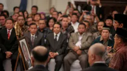 Presiden Jokowi dan Wapres Jusuf Kalla memberikan penghormatan terakhir kepada Dubes Indonesia untuk Pakistan, Burhan Muhammad di Gedung Pancasila, Kementerian Luar Negeri, Jakarta, Selasa (19/5/2015). (Liputan6.com/Faizal Fanani)  